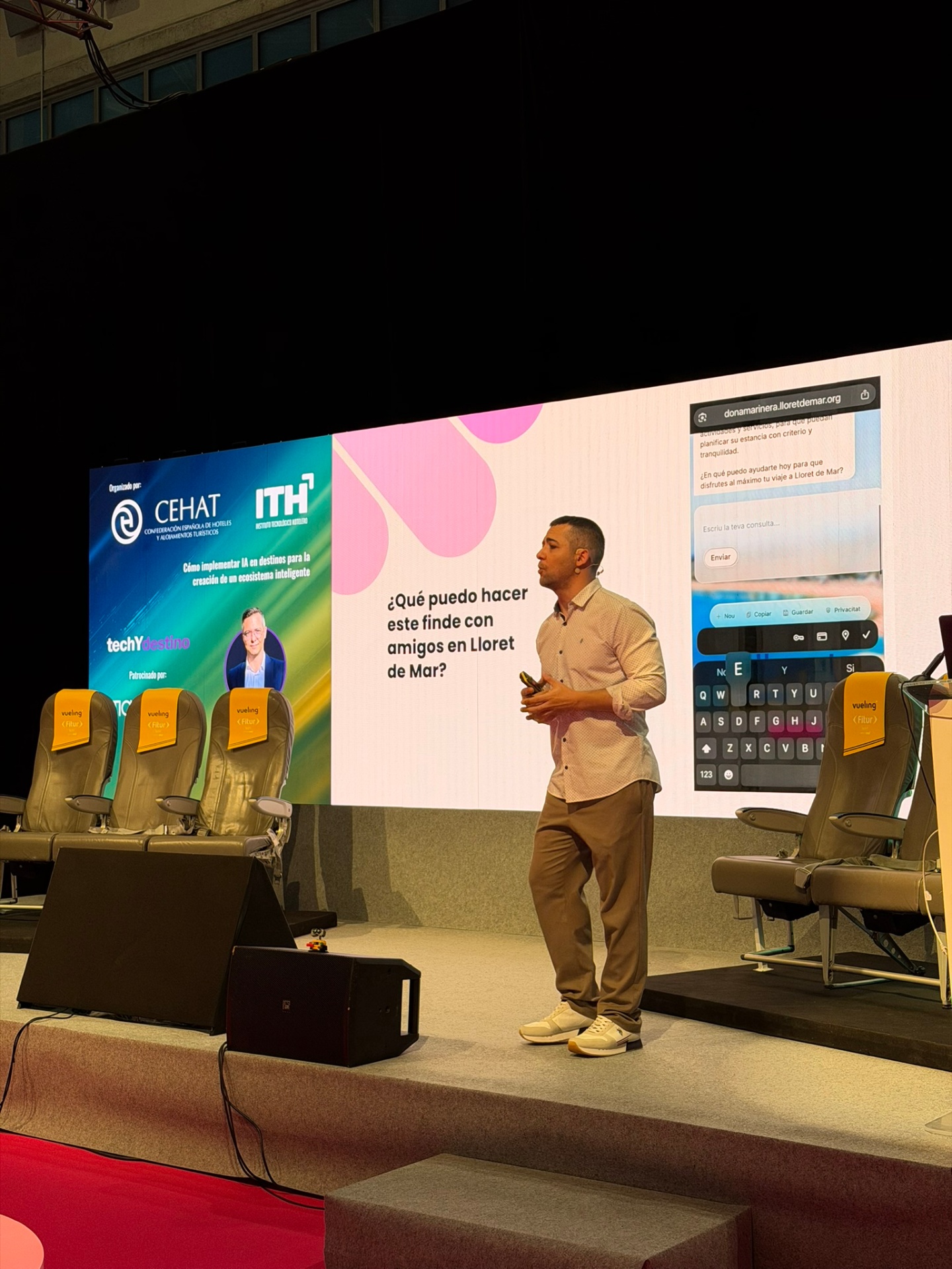 Ponencia de Growtur en Fitur sobre cómo implementar IA en destinos turísticos, mostrando un asistente conversacional para Lloret de Mar
