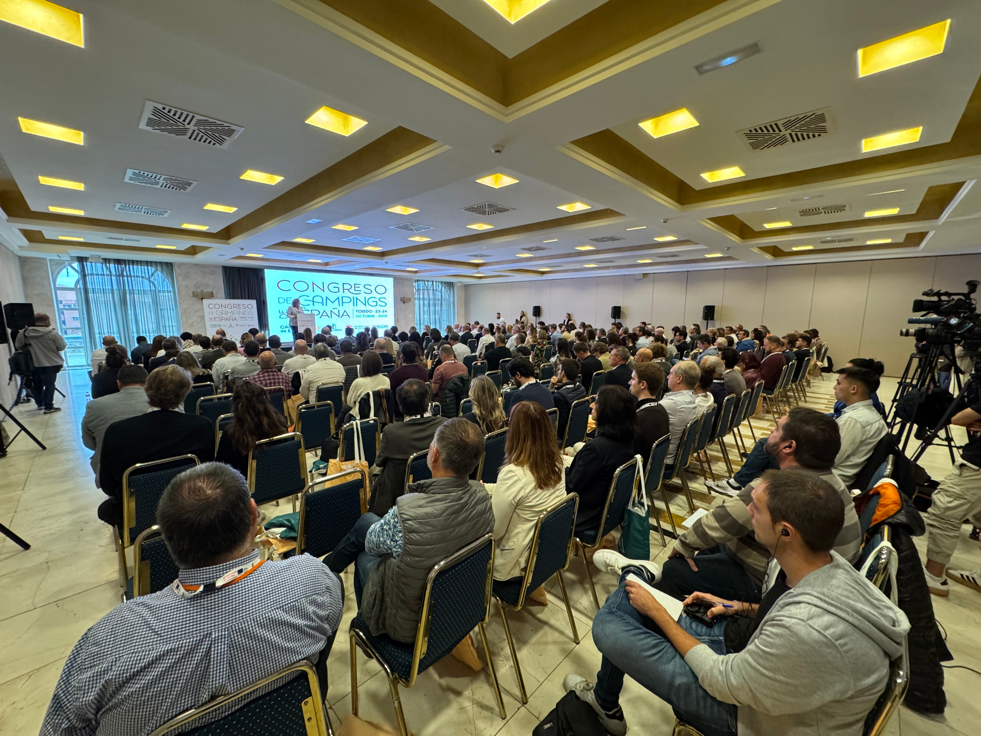 Sala llena de profesionales del sector camping durante el Congreso de Campings de España celebrado en Toledo en octubre de 2024.